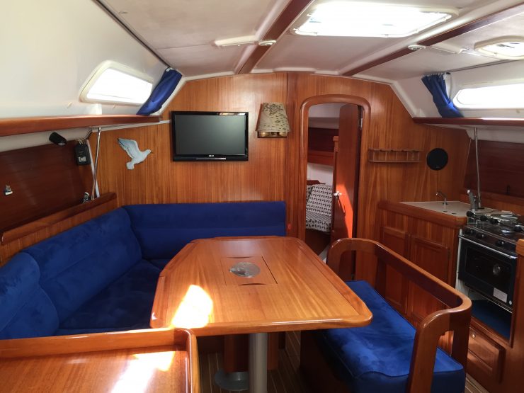 Dufour 36 Classic cabin